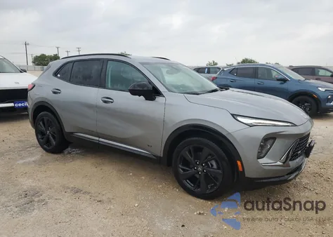 2024 Buick Envision Essence z USA, uszkodzony, nr VIN LRBFZPE43RD068978